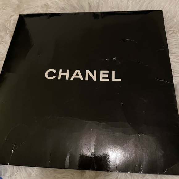 Stunning CHANEL bow design 100% silk scarf, Made in Italy - Picture 9 of 10